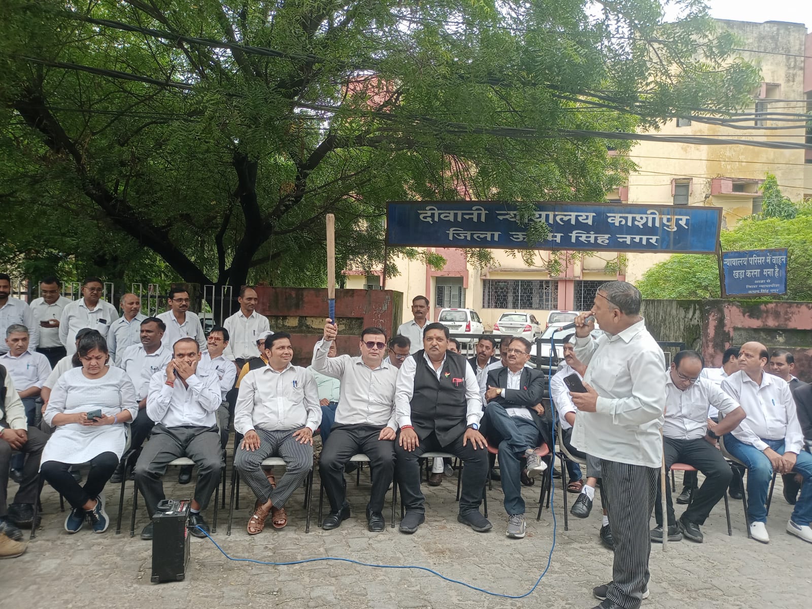 हापुड़ अधिवक्तागढ़ों पर जानलेवा हमला करने के विरोध में उत्तराखंड बार कौंसिल का धरना प्रदर्शन